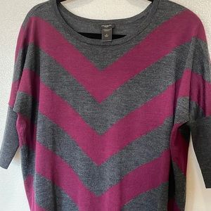Ann Taylor 3/4 Sleeve grey/maroon Tunic. Size Medium